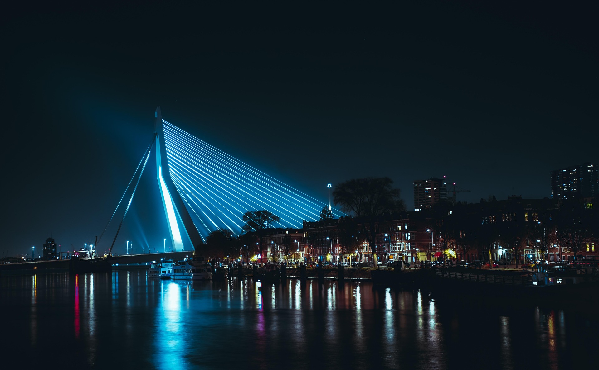Cidade iluminada à noite